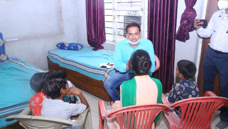 चार बच्चों का पिता जेल में तो मां छोड़ गई लावारिस