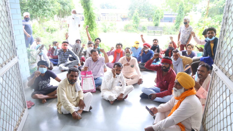 किसानों ने मंडी समिति कार्यालय का किया घेराव