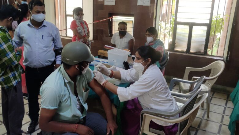 बिना स्लॉट बुक करवाने वालों ने लगवाई वैक्सीन