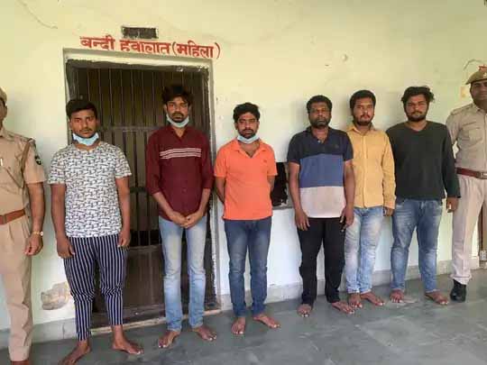 अंग्रेजी बोलकर लोगों को देते था झांसा:अधिकारी बनकर लालच दिया, झारखंड-बिहार की झुग्गियों में बैठकर गरीबों के अकाउंट डिटेल निकाले, 77 लाख लूटने वाले&nbsp;6 गिरफ्तार