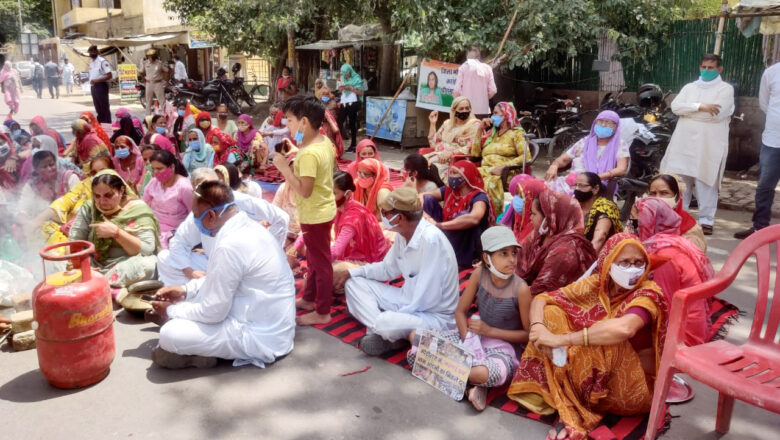 महिला कांग्रेस ने मंहगाई के खिलाफ सड़क पर बनाई चाय,  दिया  धरना