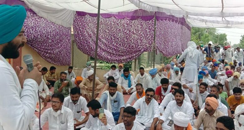 पेट्रोल, डीजल, गैस के बढ़े दामों और कानूनों के खिलाफ प्रदर्शन
