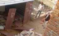 प्लाट नहीं बेचा तो दबंगों ने किया जानलेवा हमला, बात नहीं बनी तो निर्माण तोड़ने पहुंच गए; वीडियो सामने आया तो हरकत में आई पुलिस ने 2 को किया गिरफ्तार