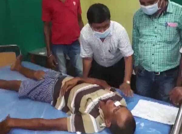 बांकुरा में भाजपा-तृणमूल कार्यकर्ता भिड़े, भाजपा का आरोप- TMC के गुंडों ने सोनामुखी से विधायक दिबारक घरामी पर भी हमला किया