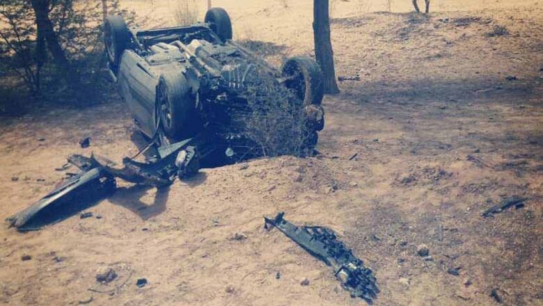 अनियंत्रित कार पेड़ से टकराकर पलटी, तीन जने हुए घायल