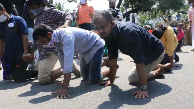 अजमेर में वरिष्ठ अध्यापक भर्ती परीक्षा के अभ्यर्थियों ने किया प्रदर्शन