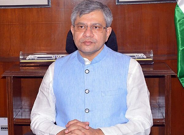 अश्विनी वैष्णव ने मंत्रालय में काम करने के समय में बदलाव किया, अब दो शिफ्टों में होगा काम; रेलवे की कमाई बढ़ाने पर फोकस