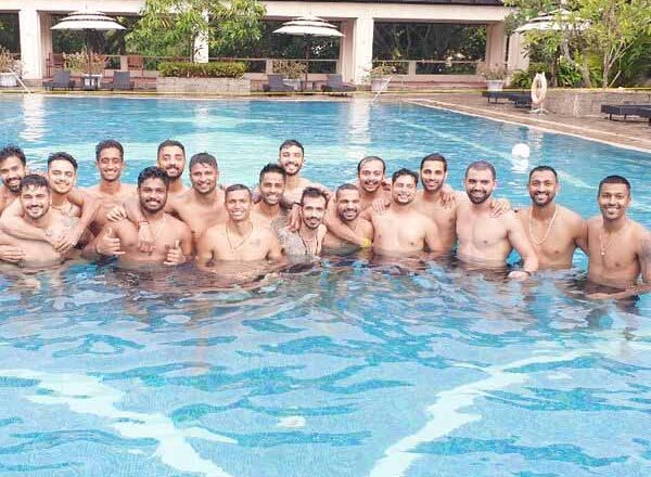 क्वारैंटाइन पीरियड खत्म होने के बाद स्विमिंग पूल में मस्ती कर रहे भारतीय खिलाड़ी; 13 जुलाई को खेला जाएगा पहला वनडे