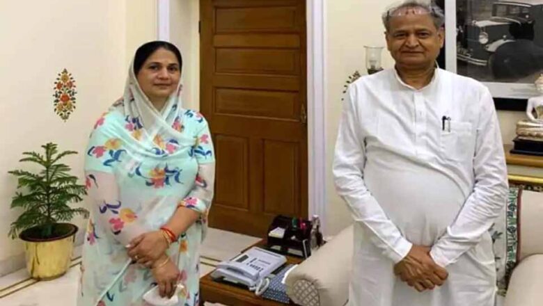 सचिन पायलट कैंप में रहे गजेंद्र सिंह शक्तावत की पत्नी CM गहलोत से मिलीं, कहा- पति के अधूरे सपनों को पूरा करने की उठाई मांग