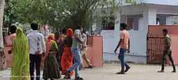 लाठी लेकर युवक के पीछे दौड़ी महिला, जमकर की पिटाई; युवक ने भी फेंके पत्थर, 2 लोग घायल