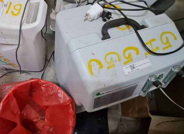 स्वास्थ्यकर्मी बोले- ये कंसंट्रेटर कोविड मरीजों के काम के नहीं, उठा ले जाओ; नहीं तो चूहे कुतर जाएंगे