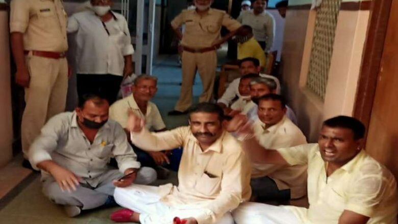 भाजपा पार्षदों का न्यास परिसर में प्रदर्शन