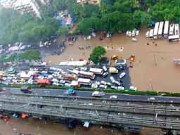 10 तस्वीरों में देखिए पानी-पानी हुए शहर के हाल; प्लेन, ट्रेन और बस सेवा पर असर; पुणे से NDRF की 3 टीमें पहुंची