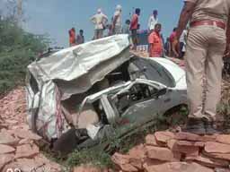दो कारों की भिड़ंत में 4 दोस्तों की मौत:NH-11 पर बोलेरो की टक्कर से 10 फीट गहरे गड्ढे में गिरी कार, कैलादेवी के दर्शन कर UP लौट रहे थे 5 दोस्त