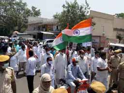 कांग्रेस की रैली में न सोशल डिस्टेंसिंग, न मास्क:महंगाई का विरोध करने सड़कों पर निकाली रैली में जमकर उमड़ी भीड़, कोविड प्रोटोकॉल तोड़े, मंत्री और विधायक भी रहे मौजूद