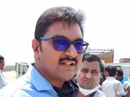 IRS की गाड़ी से मिले 16 लाख 32 हजार कैश:गाजीपुर अफीम फैक्ट्री का GM मिठाई के डिब्बों में रख ले जा रहा था रकम, अफीम की क्वालिटी बेहतर बताने के बदले किसानों से वसूले थे