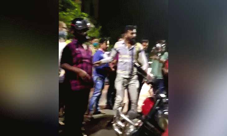 ठाणे में भीड़ ने दो युवकों और एक युवती को लात-घूंसों और बेल्ट से पीटा, ऑटो वाले से विवाद को लेकर हुआ हंगामा