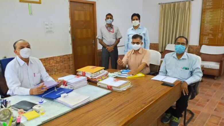 संभागीय आयुक्त की अध्यक्षता में स्थानीय निधि अंकेक्षण विभाग की बैठक आयोजित