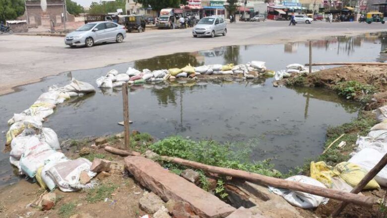 जिम्मेदार मौन: हादसों को न्यौता दे रहे गड्ढ़े और खुले मैनहोल