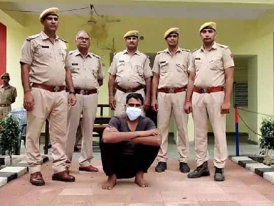 पुलिस की आंखों में मिर्च डाल फरार डकैत गिरफ्तार:डकैत साथी को छुड़ाने के लिए बस को रोक पुलिस पर किया था हमला, छुड़ा नहीं पया तो हुआ फरार, 4 महीने बाद पकड़ में आया