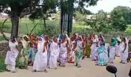 यहां इंद्र को धमकाती हैं महिलाएं, सड़क पर तलवार, लाठियां लहराते हुए भगवान इंद्र को धमकी देती हैं- बरस जाओ, वरना सूखा पड़ेगा तो अपराध बढ़ेंगे, एक-दूसरे पर हमले होंगे