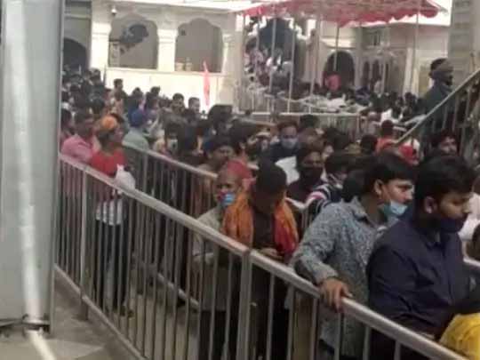 खाटूश्यामजी मंदिर के दर्शन खुले:पहले दिन ही आधा किलोमीटर लंबी लाइन लगी, गाजे बाजे के साथ शुरू हुए बाबा श्याम के दर्शन; बाजार में रौनक से दुकानदार के चेहरे भी​ खिले