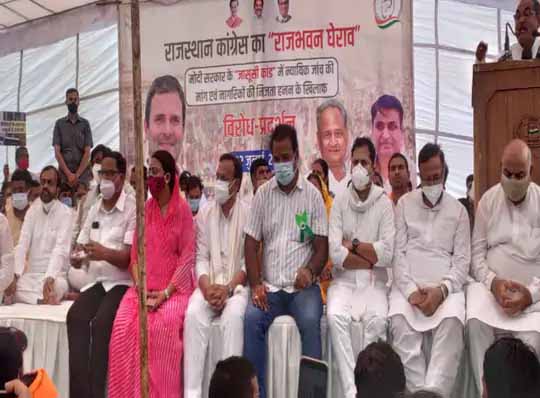 पेगासस जासूसी केस में सरकार के खिलाफ प्रदर्शन:कांग्रेस ने जयपुर में राजभवन पर दिया धरना, राज्यपाल को बताया मोदी का एजेंट, खाचरियावास बोले- RSS से लड़ना नहीं चाहता, लेकिन डरता भी नहीं