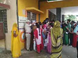 वैक्सीन आते ही मारामारी:जयपुर के प्रताप नगर की डिस्पेंसरी में लाइन में टोकन की बात पर महिलाएं और पुरुष भिड़े, पुलिस बुलाकर काबू करने पड़े हालात