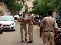 खड़ी कार से 10 लाख कैश उड़ाए:मंदिर के बाहर गाड़ी पार्क कर व्यापारी गया था दर्शन करने, पीछे से एक बाइक पर आए 3 चोरों ने शीशा तोड़ा और अंदर रखा बैग ले गए