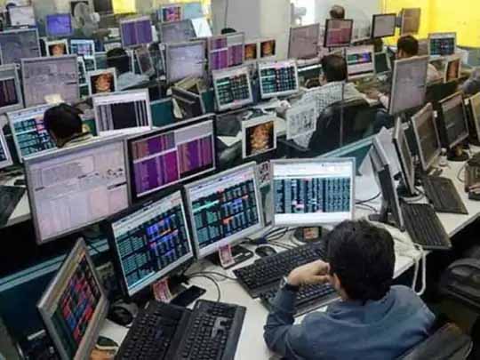 शेयर बाजार में तेज उतार-चढ़ाव:138 पॉइंट चढ़कर 52,975 पर बंद हुआ सेंसेक्स, 32 पॉइंट की मजबूती के साथ 15,856 पर रहा निफ्टी; रियल्टी और बैंकिंग शेयरों में हुई जमकर खरीदारी