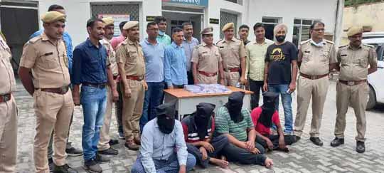 दिनदहाड़े हुई 14 लाख लूटने वाले 4 लोग गिरफ्तार:3 दिन से कर रहे थे ज्वेलरी शोरूम की रैकी, खुद को प्रोपर्टी व्यवसायी बता होटल में रहे; बीच सड़क पर छीने थे रुपए