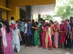 गर्भवती महिलाओं के लिए नहीं कोई व्यवस्था:वैक्सीन लगाने के लिए घंटों खड़े होने को मजबूर, सेंटर पर विदेश जाने वालों और वीआईपी के लिए अलग से है सुविधा