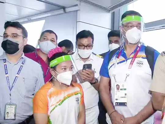 भारत की सिल्वर गर्ल घर लौटीं:मीराबाई चानू का दिल्ली एयरपोर्ट पर जोरदार स्वागत, एयरपोर्ट स्टाफ ने भारत माता की जय के नारे लगाए; RT-PCR टेस्ट भी किया गया