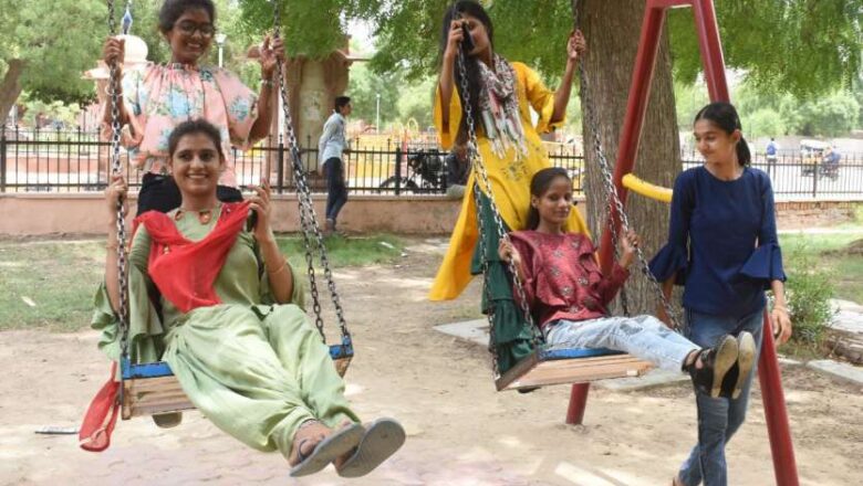 सावण सुरंगो बरसे, लोरो पर लोर है, भर गई ताल तलैया नाचै सब मोर है