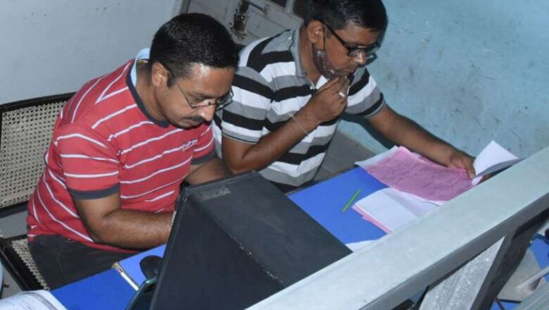 सरकारी कार्यालयों में भी न चेहरे पर मास्क ना सोशल डिस्टेंस की पालना