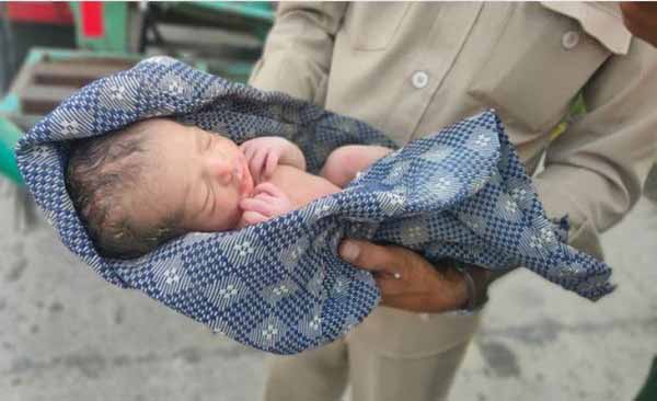 दो दिन की बच्ची कचरे में पड़ी मिली, कुत्तों ने घेर रखा था, रोने की आवाज सुन पहुंचे युवक ने बचाया, शरीर पर कई जगह खरोंच
