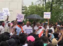 आमागढ़ प्रकरण में युवा आक्रोश रैली:सांसद किरोड़ीलाल बोले- हम भगवा के सम्मान में उतरे हैं, सरकार को जगाने आए है; जो खुद को हिंदू नहीं मानता, वो आरक्षण छोड़े