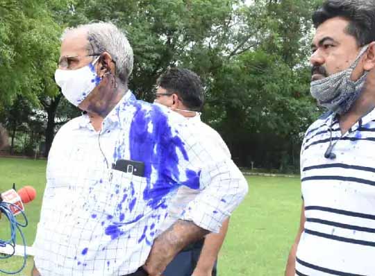 DEO पर फेंकी स्याही:स्कूल फीस बढ़ने से गुस्साए पेरेंट्स ने जयपुर के शिक्षा संकुल में प्रदर्शन किया, पुलिस ने लाठी चलाकर खदेड़ा, 7 पर केस