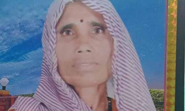 मकान के बाहर परिवार के लोग परिचित के साथ बैठे थे; उसे रौंदने के लिए गुस्से में ट्रैक्टर निकाल कर आया बेटा, चपेट में आई मां की मौत