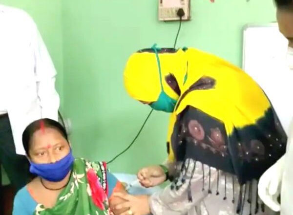 डॉक्टर की मौजूदगी में आसनसोल की पूर्व डिप्टी मेयर ने नर्स से वैक्सीन छीनकर महिला को टीका लगा दिया, कहा- मैं तो नाटक कर रही थी