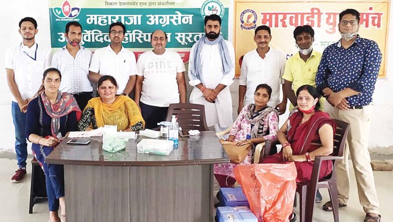आयुर्वेद चिकित्सा और वैक्सीन शिविर लगाया