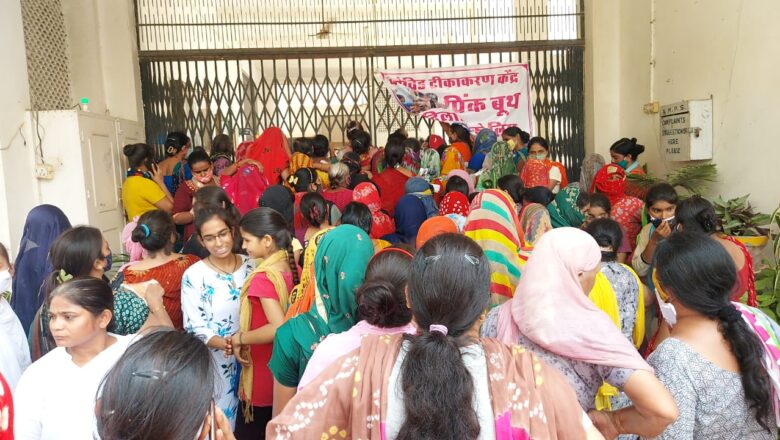 अव्यवस्थाओं के चलते ‘पिंक बूथ’ पर हंगामा, बंद करवाया वैक्सीनेशन