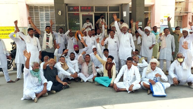किसान को लात मारने वाले एसडीएम को बर्खास्त करने की मांग