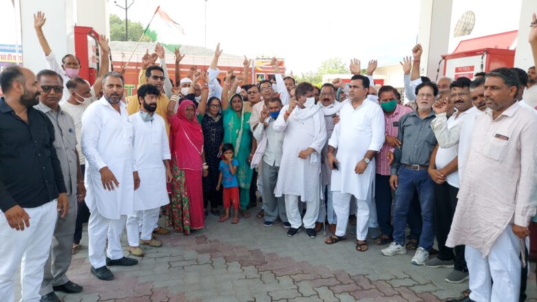 पेट्रोल पम्प पर पेट्रोल-डीजल के दामों में बढ़ोतरी के खिलाफ करवाए हस्ताक्षर