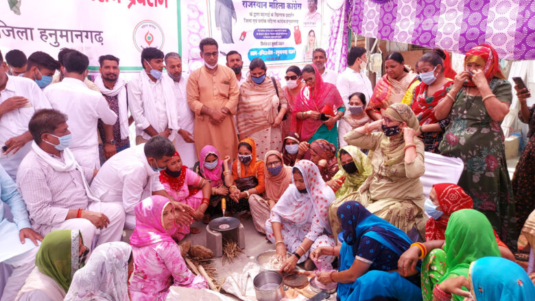 बीच बाजार स्थित चौक में चूल्हे पर रोटी-चाय बनाकर महंगाई के खिलाफ दर्ज कराया विरोध