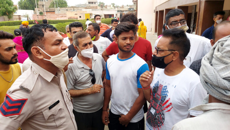 वैक्सीनेशन को उमड़ी भीड़, टूटे नियम, हंगामा