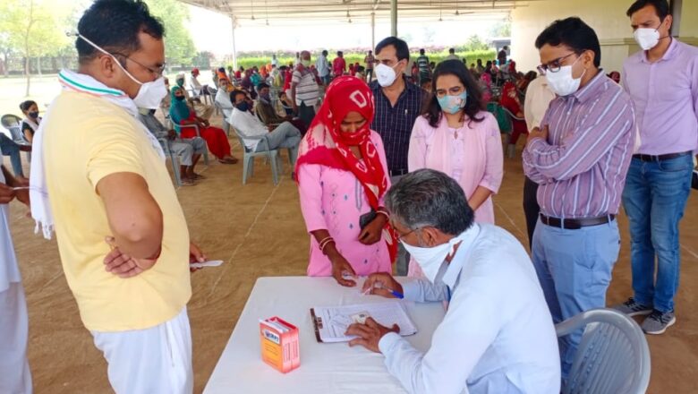 जिला कलक्टर ने पीलीबंगा में वैक्सीनेशन सेंटर किया निरीक्षण