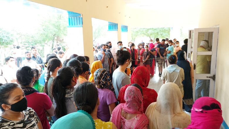 अव्यवस्थाओं के बीच कोरोना संक्रमण से बचाव के लिए लगा मंगल टीका