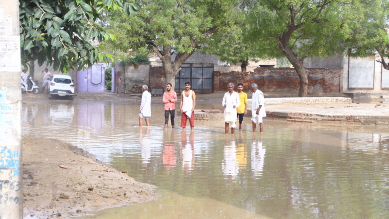 पानी निकासी की व्यवस्था न होने से नाराज ग्रामीणों ने जताया विरोध