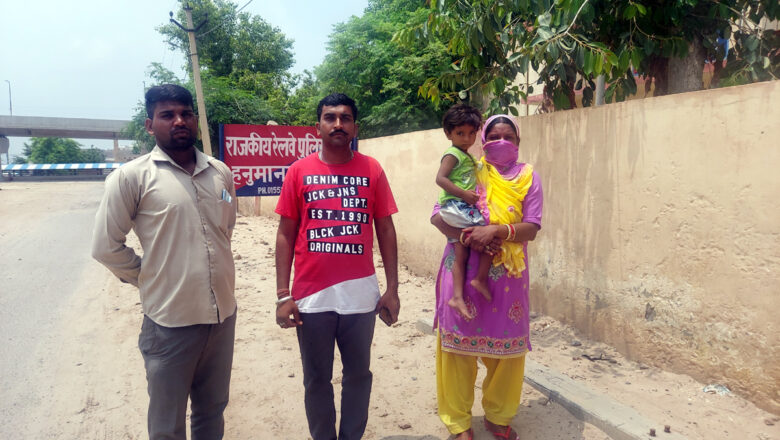 ब्लैड से कट लगाकर महिला यात्री के बैग से जेवरात-नकदी पार